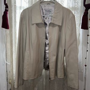 Pamela McCOY-LT BEIGE NICE LEATHER JKT W/ZIPPERED FRONT & ZIPPERS ON SLEEVES